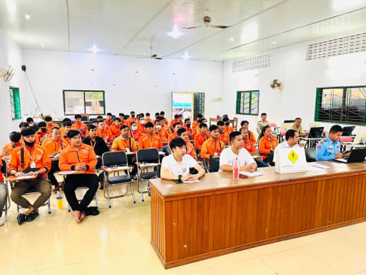 昨天下午，西港交警会同西港禁毒警察给西港外卖小哥开会，主要两项议题：继...