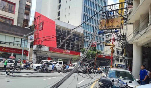 中国城多个电线杆倒塌！道路全封多地停电停网