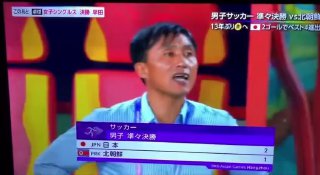 朝鲜一球员抢日本队水喝遭到黄牌警告，赛后还围住了裁判